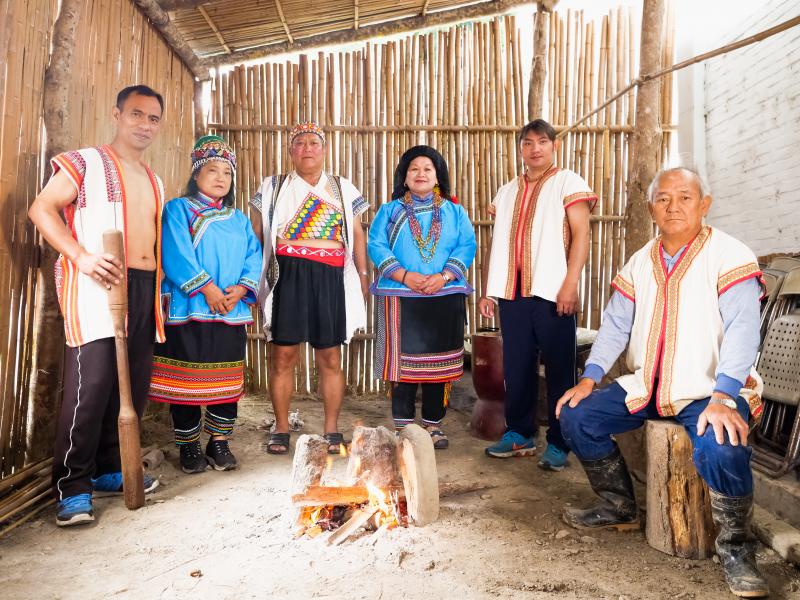 穿著布農族傳統服裝的部落族人。