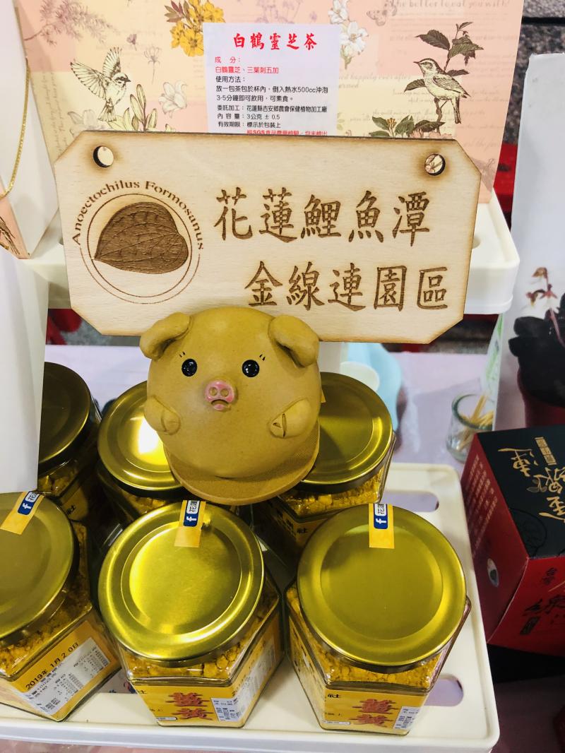 罐裝金線連上方擺放一隻雷射雕刻的金色小豬