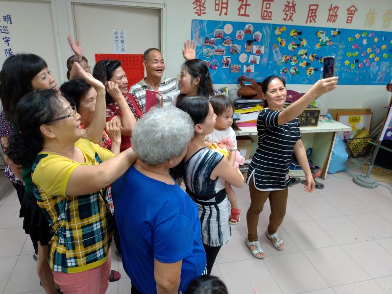 感性時間，新住民朋友透過網路電話，與故鄉的家人視訊與祝福,告知家人她在這裡有一群好朋友!!