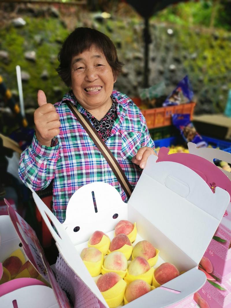娬睞婦女開心笑著說歡迎大家前來馬里光玩