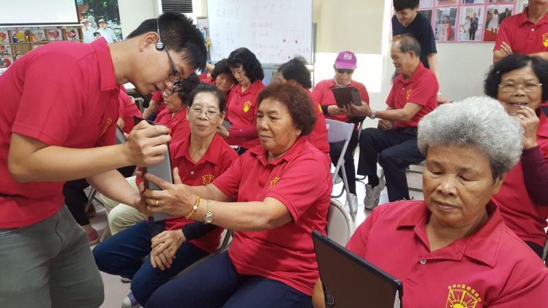 以健康保健及居家生活為主軸,將數位資源融入學習課程。