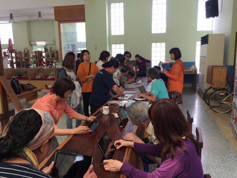 三義鄉平板推廣活動與現場民眾互動