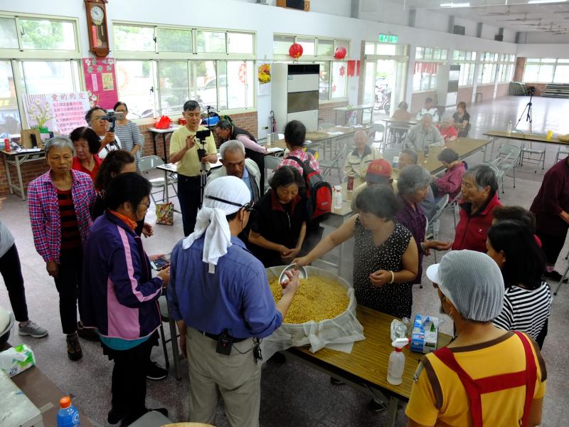 《PeoPo 公民新聞》釀一醰清香甘醇的醬油現場訪談畫面