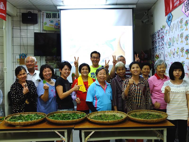 頭屋鄉象山社區關懷據點開「雜草煮茶－搜集土地的味道」上課合影