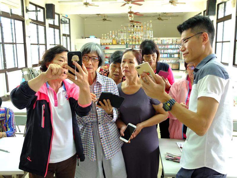 學員好奇詢問吳勇慶老師如何操作APP