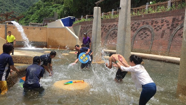 下一位站在冷泉中的人受到了更劇烈的泉水攻擊，或許如同泰國潑水節班，被潑得越多越是受到祝福。