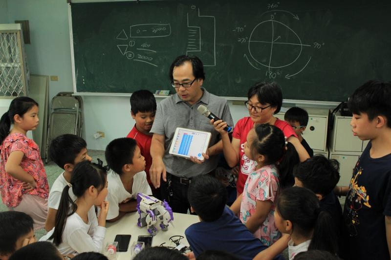 吉安DOC與南華國小合作辦理「初英山小小科學創作營」，吸引學童跟家長報名，課程教授空拍機、數位音樂、發電機組等。