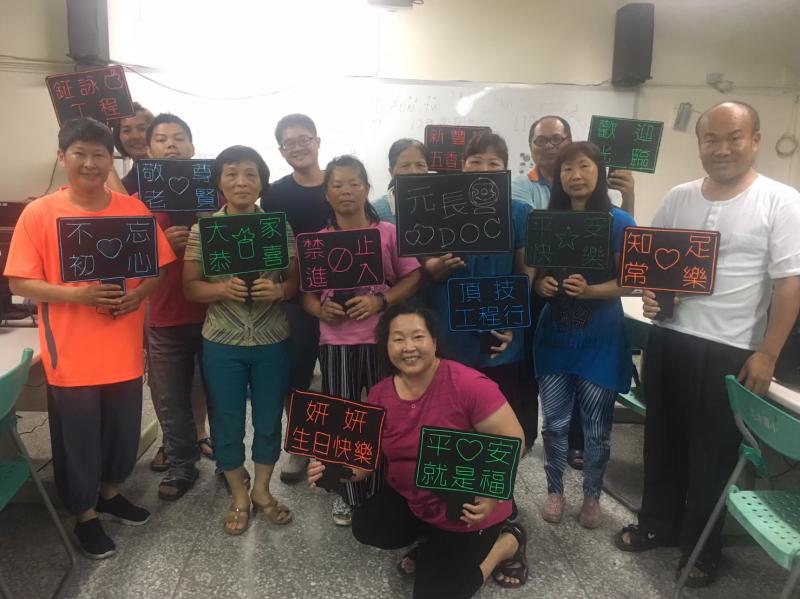 為提高學員學習文書處理課程的意願，元長DOC特地請講師規劃「藝術造型燈飾設計」課程，將硬梆梆word文書處理與LED線燈結合，成為具自我風格的霓虹冷光燈板，學員利用此堂課製作自家商店名稱、或是產品名稱等，於FB發文打卡大獲好評，學員也獲得成