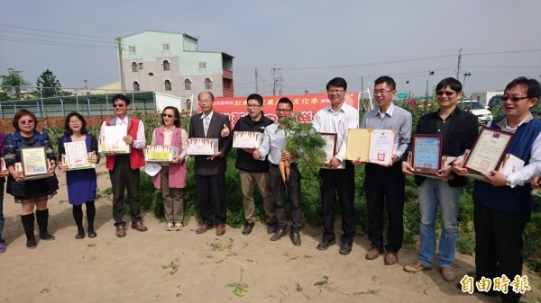 胡蘿蔔田裡有愛心！台南將軍公益農場採收了-封面照