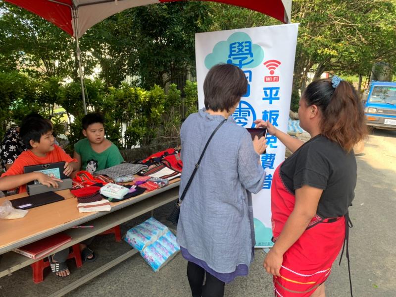 教導民眾體驗 DOC 的平板