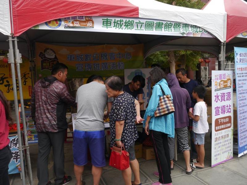 有民眾在詢問DOC店家學員產品。