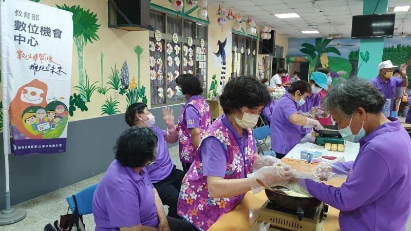 學員體驗自家烹煮的創意果乾牛嘎香蔥餅DIY