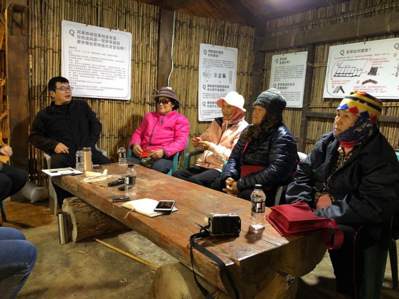 協會理事長和部落耆老正在進行部落傳統工藝「苧麻」製作的訪談