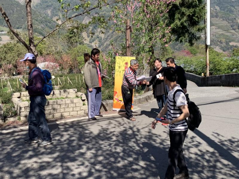 來自全省遊客湧入桐林社區參觀櫻花季活動