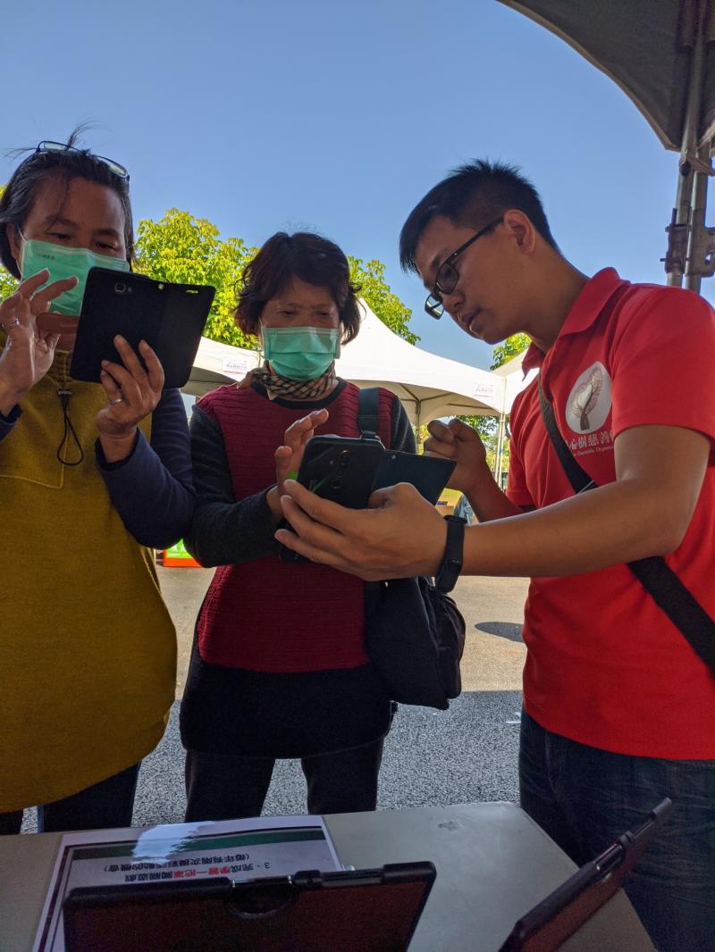 現場我們直接做教學，讓民眾可以知道如果使用線上的免費資源