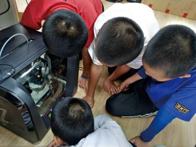 圖：富源國小學童用三Ｄ列印機列印數款無壓力頭帶環，送給部落的長輩們使用。（記者黃寓中／攝）