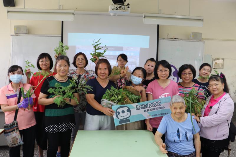 透過課程讓更多民眾認識東石國小校園種植的香草