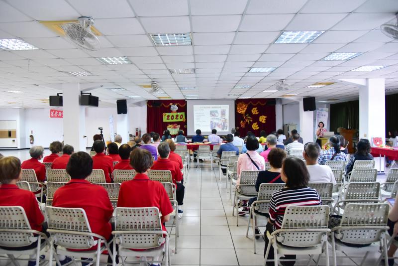 駐點人員在 DOC 教室向長官委員介紹報告