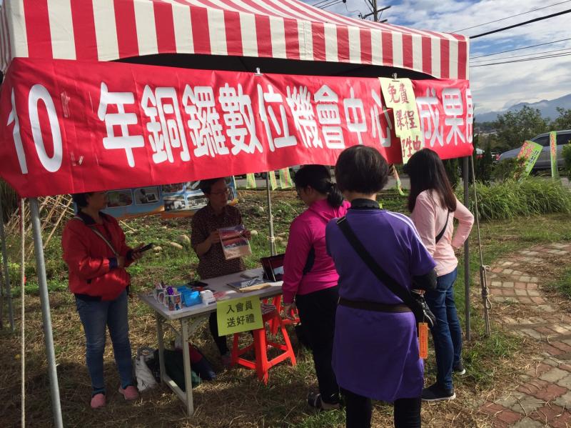 志工把握曝光的機會申請一個攤位設計一些有獎徵答活動