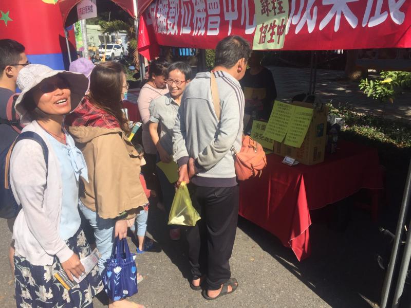 我們把握每一個曝光的機會申請一個攤位設計一些有獎徵答活動招生