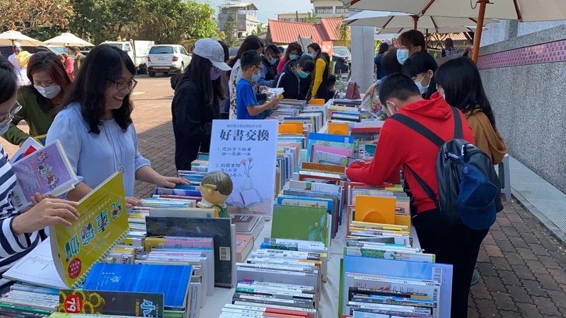 屏東縣萬巒鄉圖書館今舉行曬書市集，募集約1千本書籍，邀請民眾好書交換。