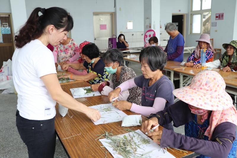東石數位機會中心來到中洲社區，藉著課程介紹大家認識香草植物
