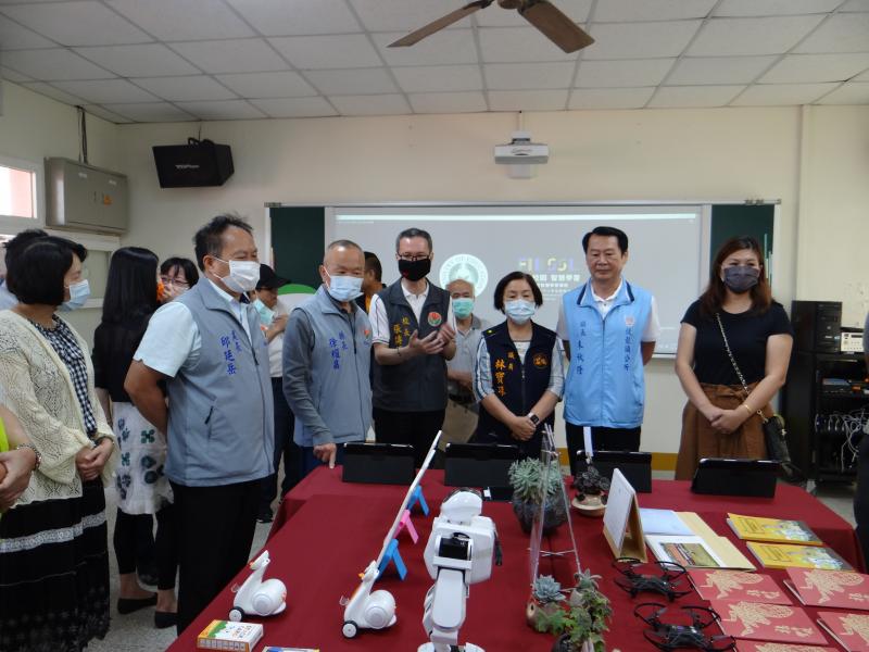 同光國小校長偕同老師與地方行政指導長官的會場簡報