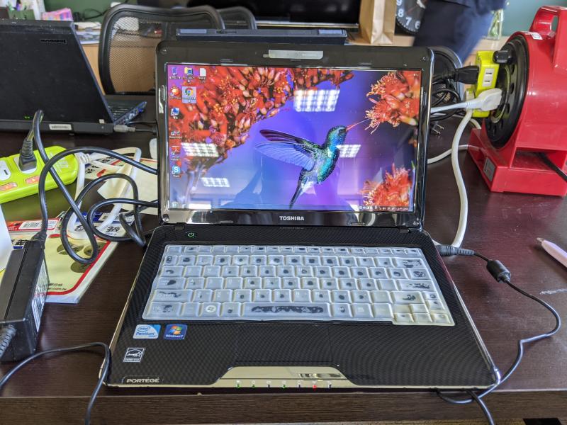 民眾捐贈的二手筆電經開關機與無線網路測試後，由花蓮縣教育處轉交給有需求的學校