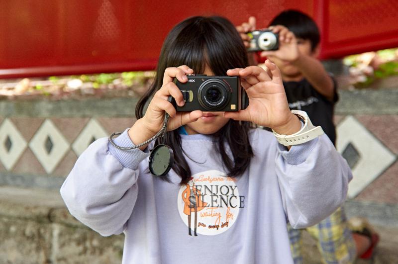 宜蘭縣大同數位機位機會中心助英士國小學童利用二手相機記錄生活