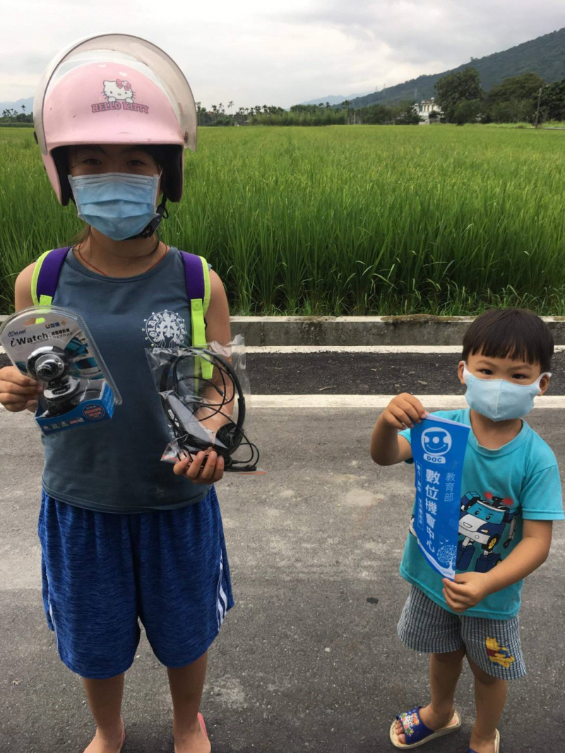 受疫情影響許多孩童亟需資訊設備的協助，DOC成為大家借用設備的夥伴