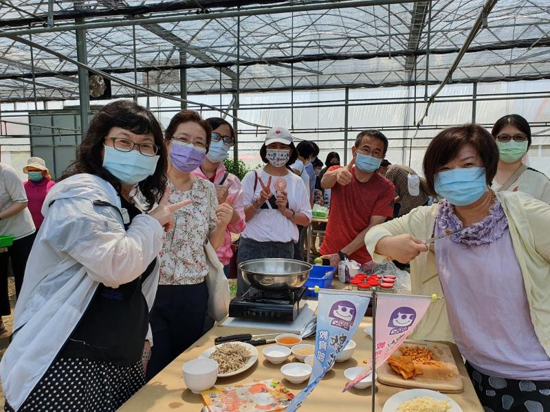 DOC宣傳與成果推廣活動,參加【食農教育新視角】活動成員於現場實做料理合影