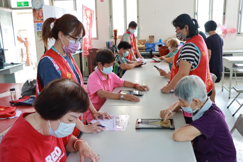 DOC志工幫忙統計比賽成績。