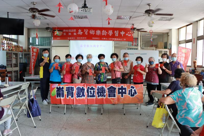 比賽前10名得獎者合影。