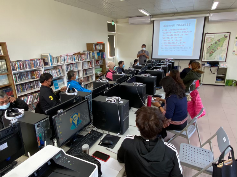 縣府專員藉由DOC說明關懷據點申請及注意事項