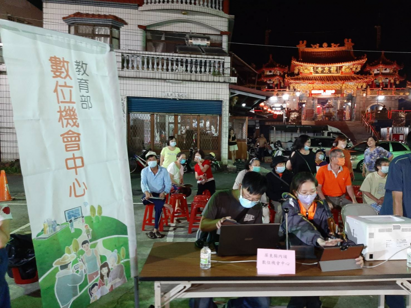 現場設置攤販供民眾詢問