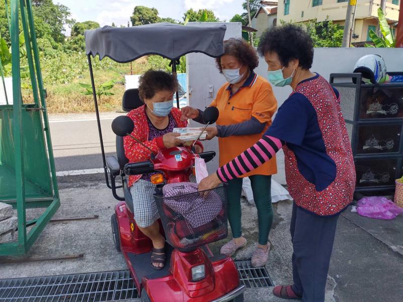 社區民眾因疫情員共餐暫時改為取餐