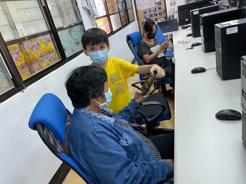 過於專心協助奶奶操作的小助手，被鏡頭嚇呆了！