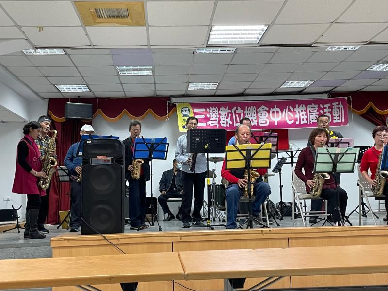 謝謝李長青老師的亮亮樂團及學生的表演，有薩克斯風個人獨奏，現場點歌演唱，溫馨快樂的活動。