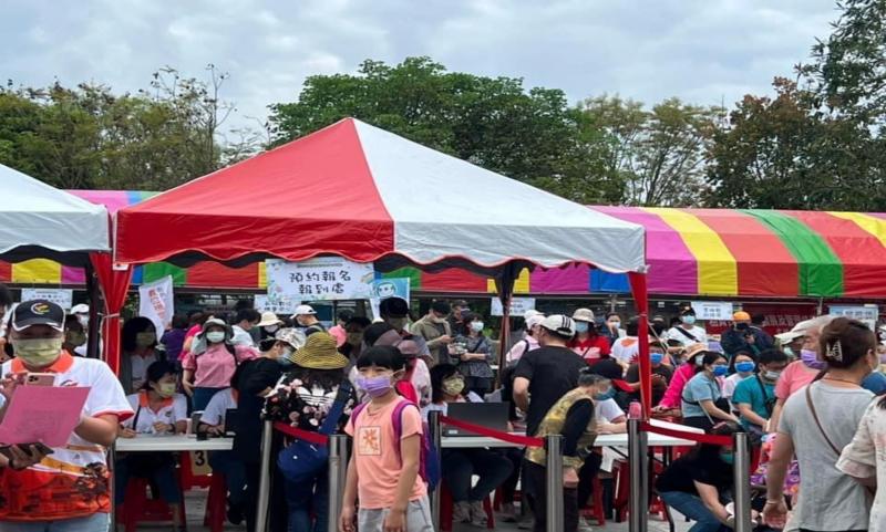 莿桐數位機會中心為推廣數位化課程,莿桐DOC也在活動中邀請民眾於現場對莿桐數位機會中心粉絲專頁按讚,讓民眾之後可以接收到莿桐DOC的最新課程資訊與學員的學習成果分享,按讚分享後,民眾也可以獲得精美小禮物,鼓勵對學習電腦、智慧型手機、平板有興