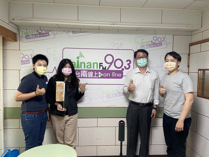 輔導團隊、市政府與電台主持人合影