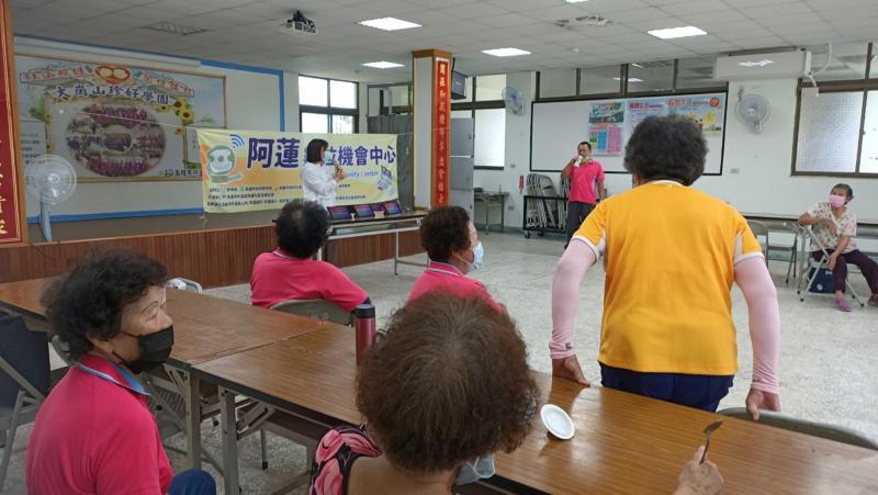 長者聆聽平板使用方式