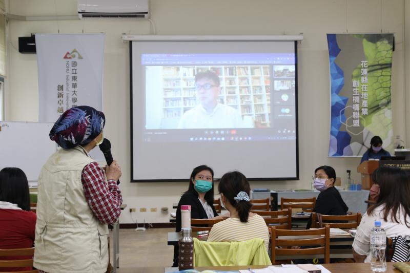 臺師大國文系須文蔚教授運用IPEVO科技實物投影機與閱讀推動志工線上互動