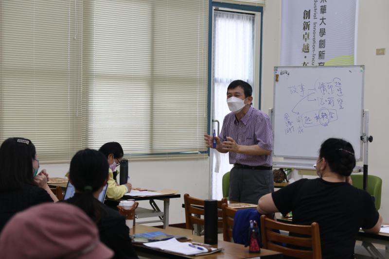 林偉信教授從故事的要素與架構，進一步分享引導小朋友故事創作的技巧。