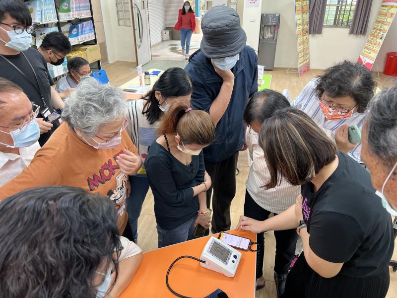 講師向學員示範量測機連動APP之功能