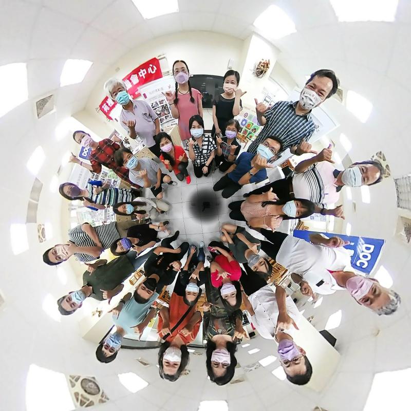活動最後，與會嘉賓共同體驗 360° 相機拍攝的趣味，大家圍成一圈拍照。
