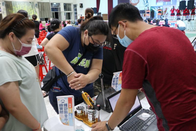 藉由讓民眾親手製作鑰匙圈的小活動，向民眾推廣內埔DOC