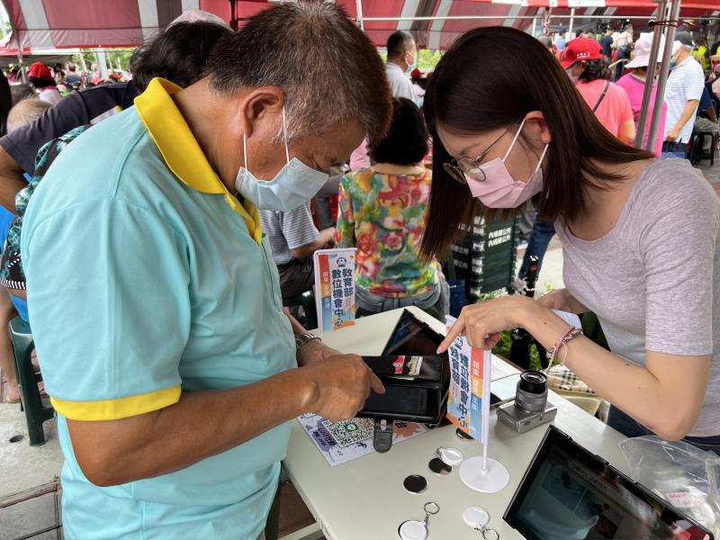 協助民眾註冊學習中心以及學習一把罩的使用