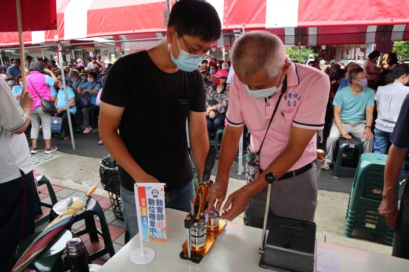 藉由親手製作鑰匙圈的小活動，來吸引民眾認識內埔DOC