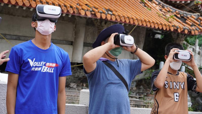 夥伴參與VR導覽資訊闖關體驗活動