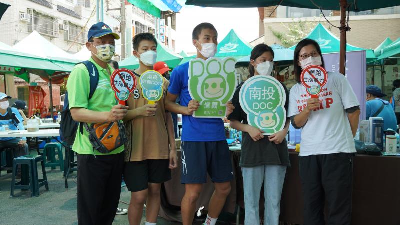 信義DOC與參與的民眾合照
